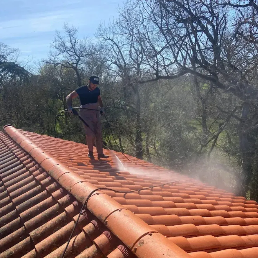 démoussage d'un toit après une rénovation partielle à muret