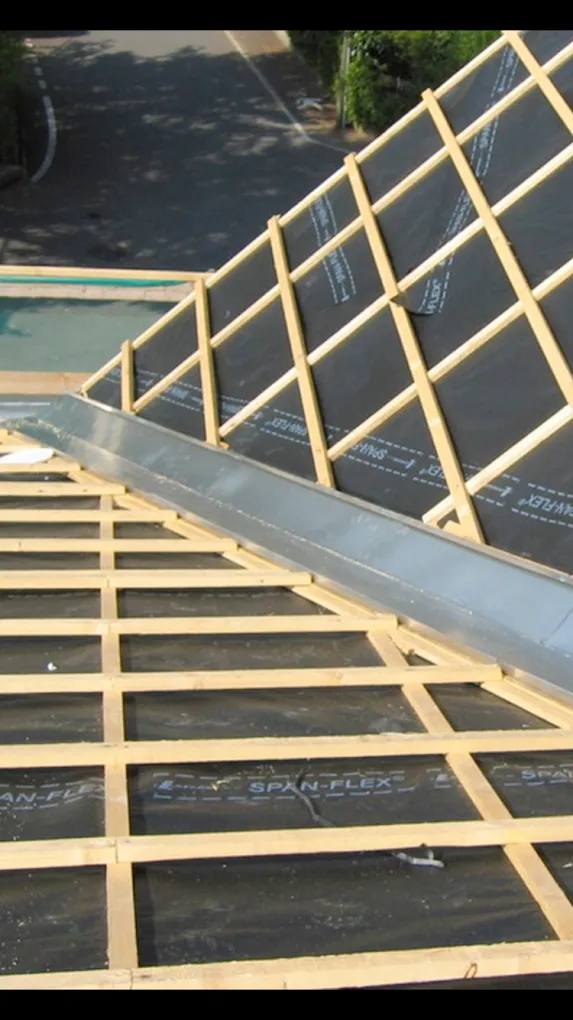 Membrane d'étanchéité EPDM posée sous toiture sur une maison récente